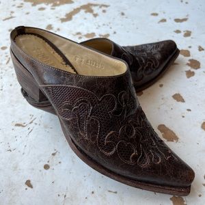 Corral Cuban mules
